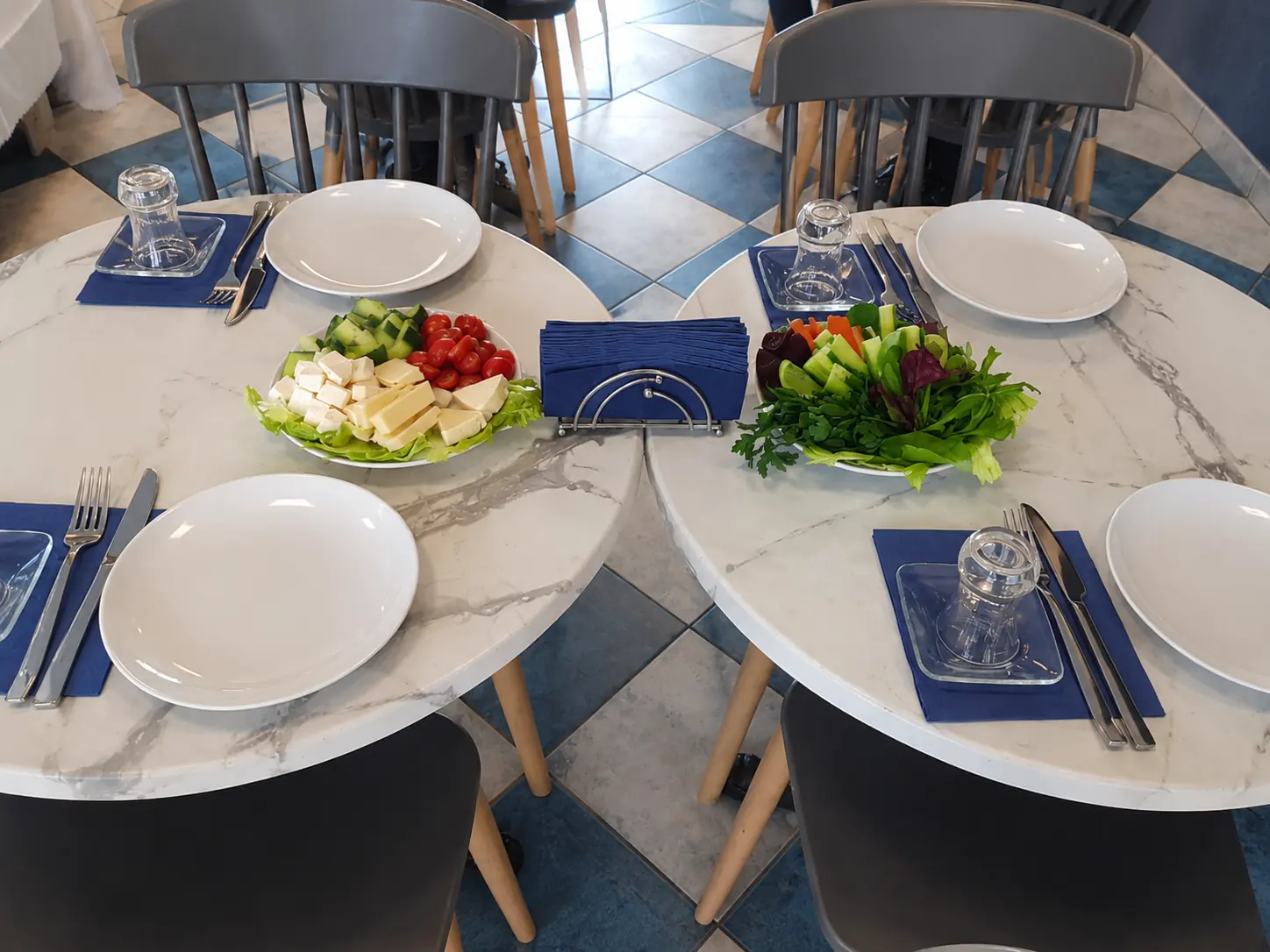 Sala śniadaniowa hotelu z nakrytymi stołami i świeżymi produktami śniadaniowymi