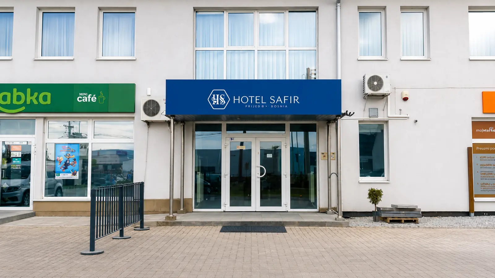 Fasada i główne wejście Hotelu Safir w Babicach Nowych