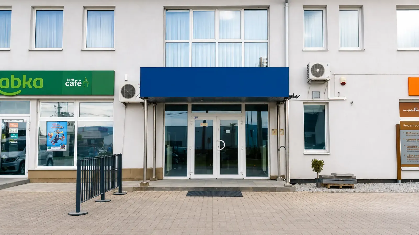 Fasada i główne wejście Safir Babice w Babicach Nowych